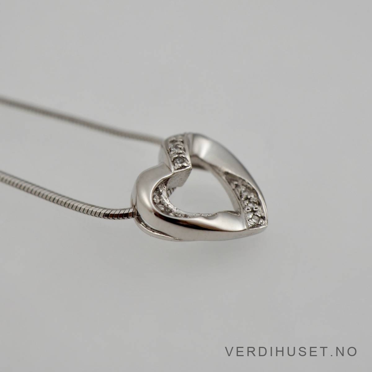 Anheng/Hjerte i 14 K hvit gull med blanke stener