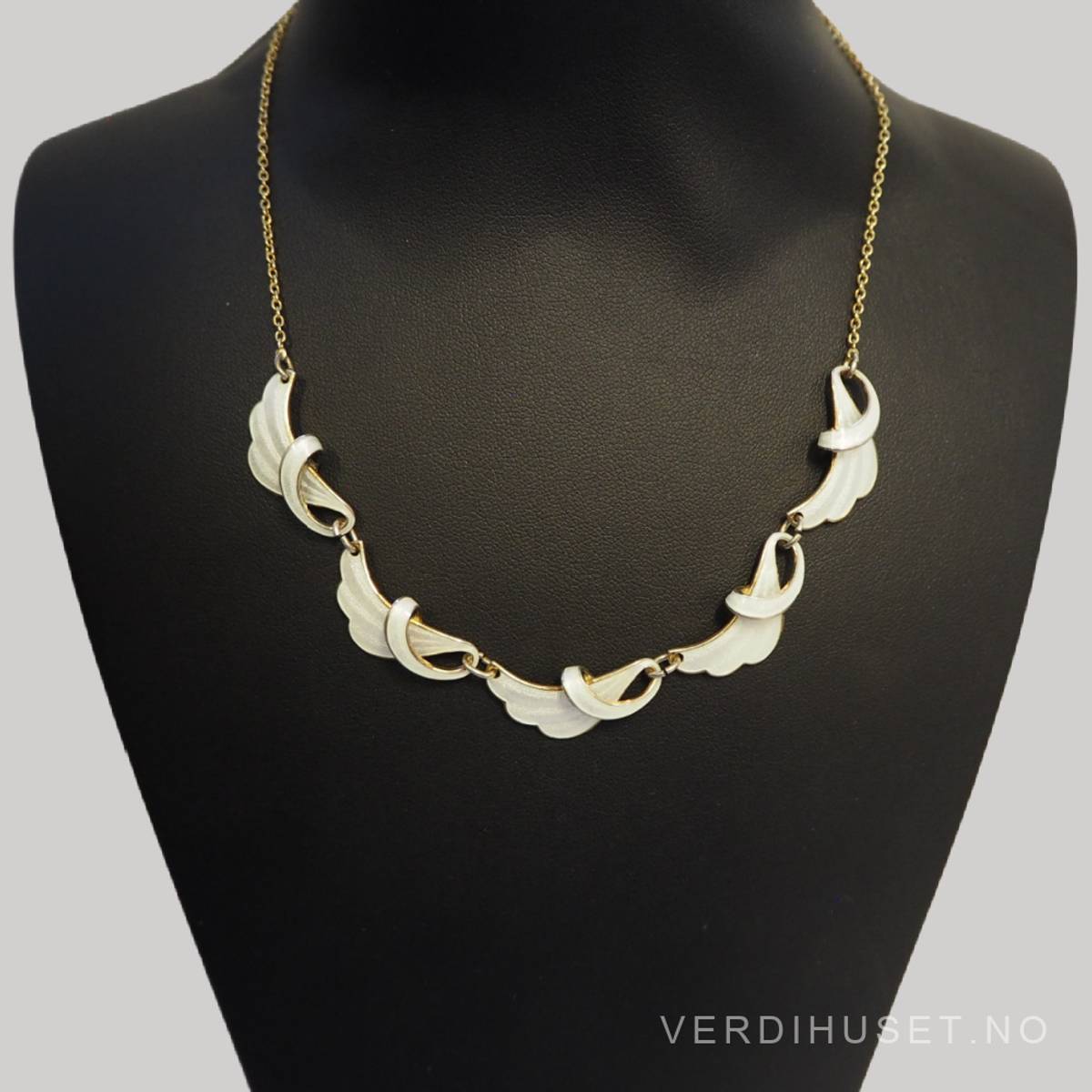 Halssmykke i forgylt sølv med hvit emalje 