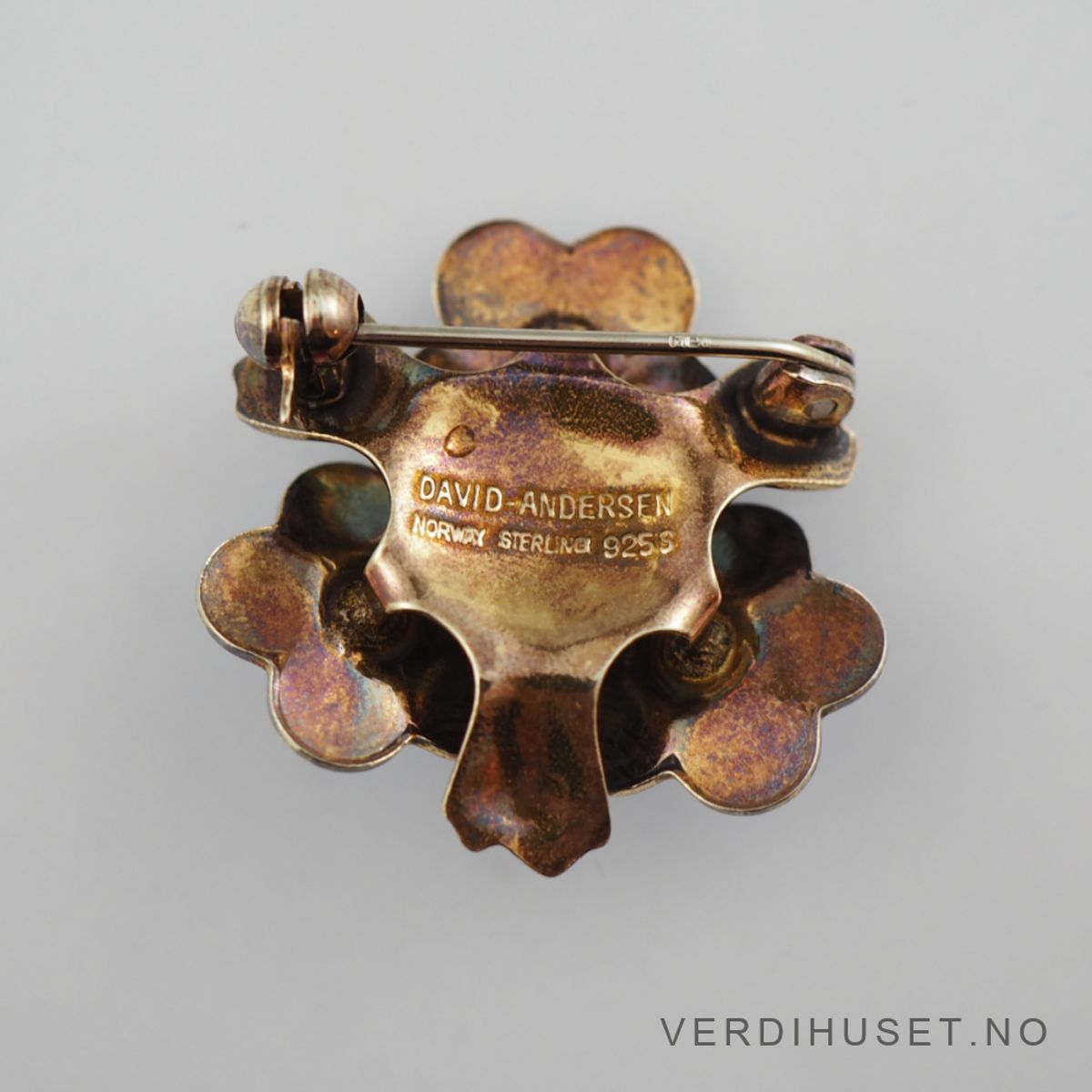 Brosje i sølv med emalje - D-A