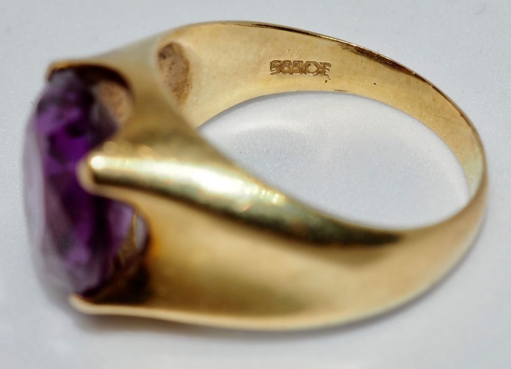 Ring i 14 K gull med lilla sten