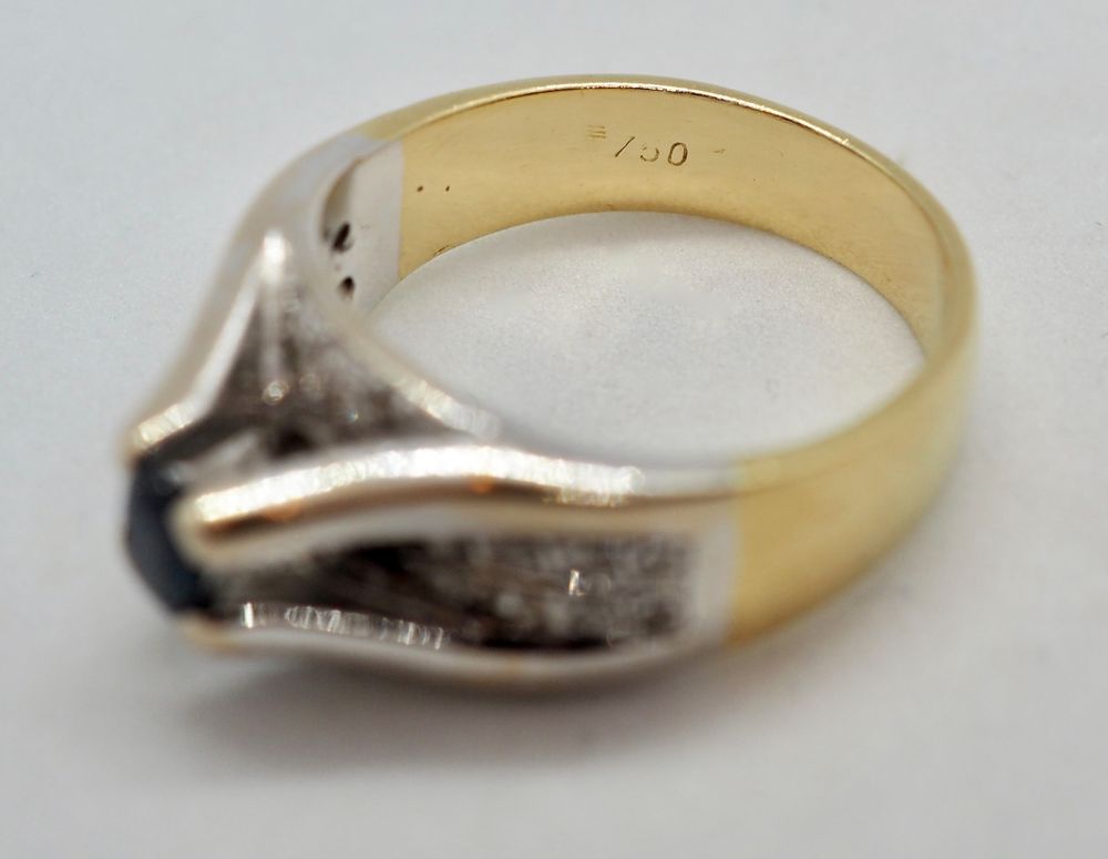 Ring i 18 K gull med stener