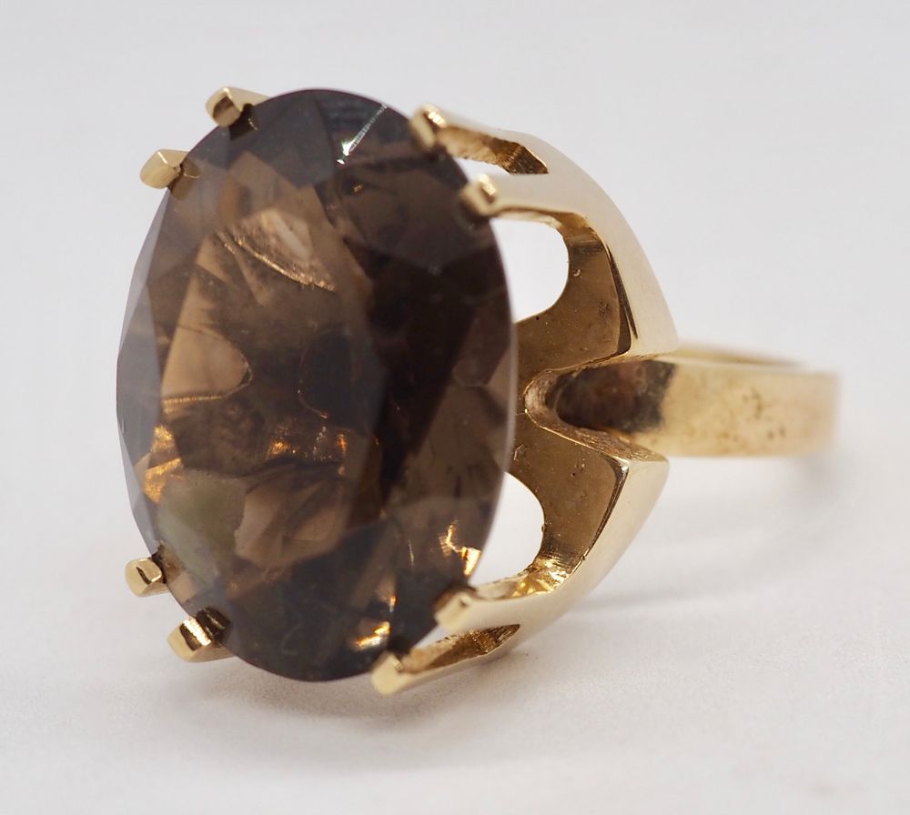 Ring i 14 K gull med stor brun sten