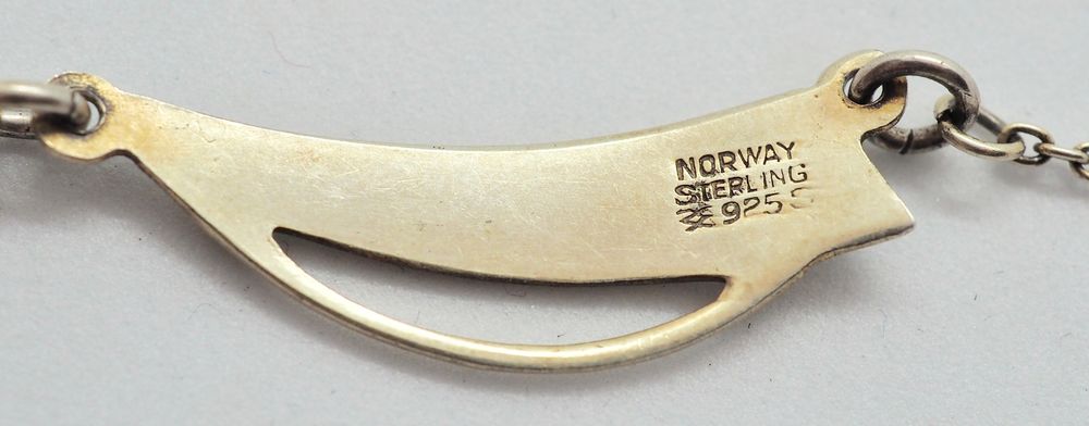Halssmykke i sølv med hvit emalje - Aksel Holmsen