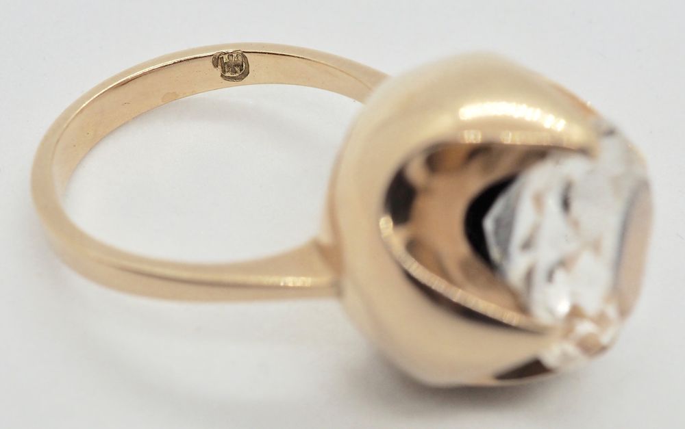 Ring i 14 K gull med stor blank sten 