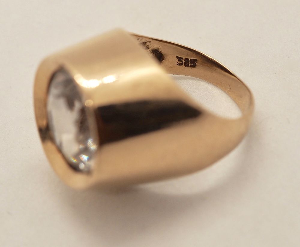 Ring i 14 k gull med stor blank sten