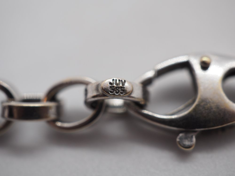 Armbånd i 14 K hvitt gull med blanke stener