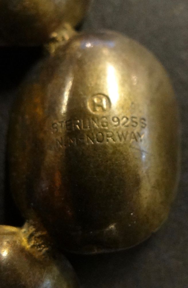 Brosje i sølv og hvit emalje - Ivar T. Holth