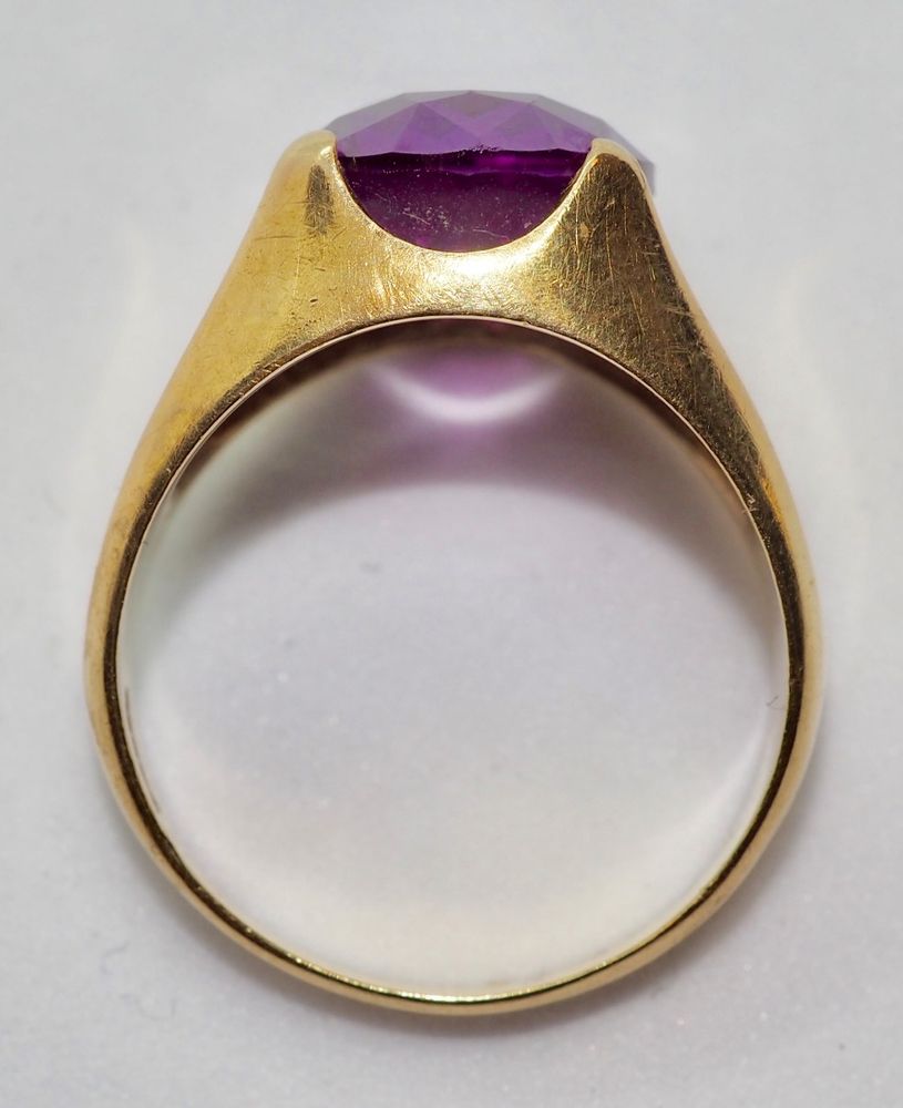 Ring i 14 K gull med lilla sten