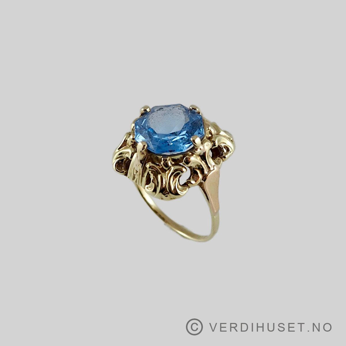 Ring i 14 K gull med blå sten