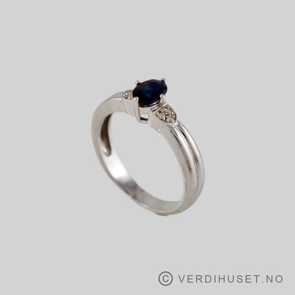 Hovedbilde Ring i 14 K hvitt gull med blå og blanke stener