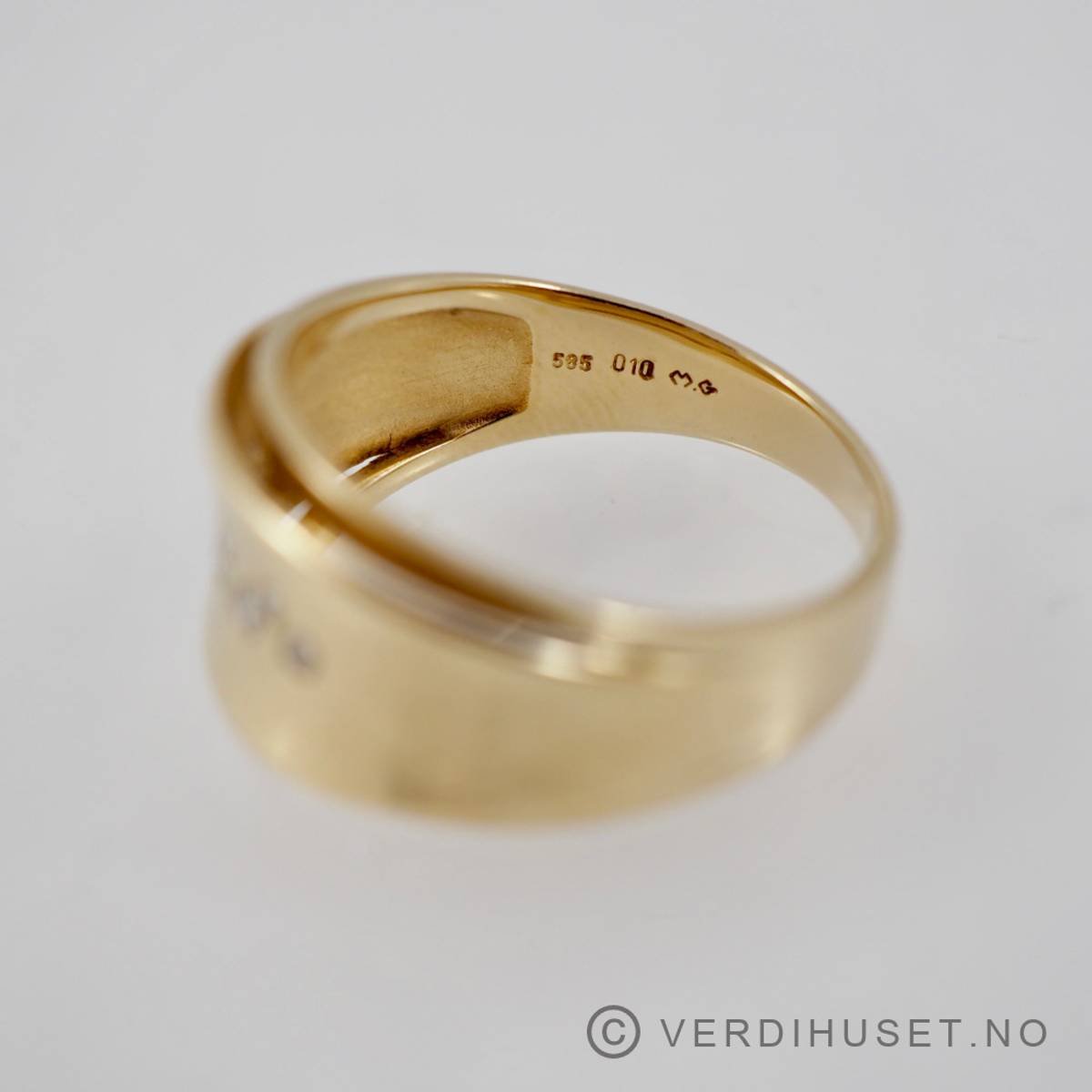 Ring i 14 K gull med 8 diamanter