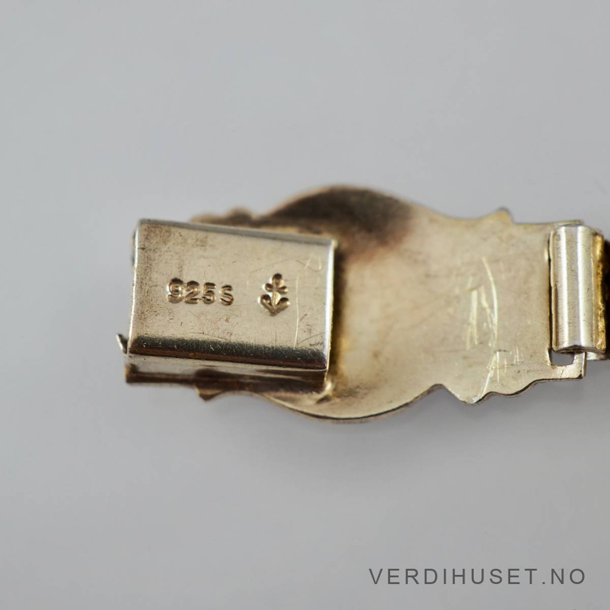 Armbånd i forgylt sølv med rød emalje