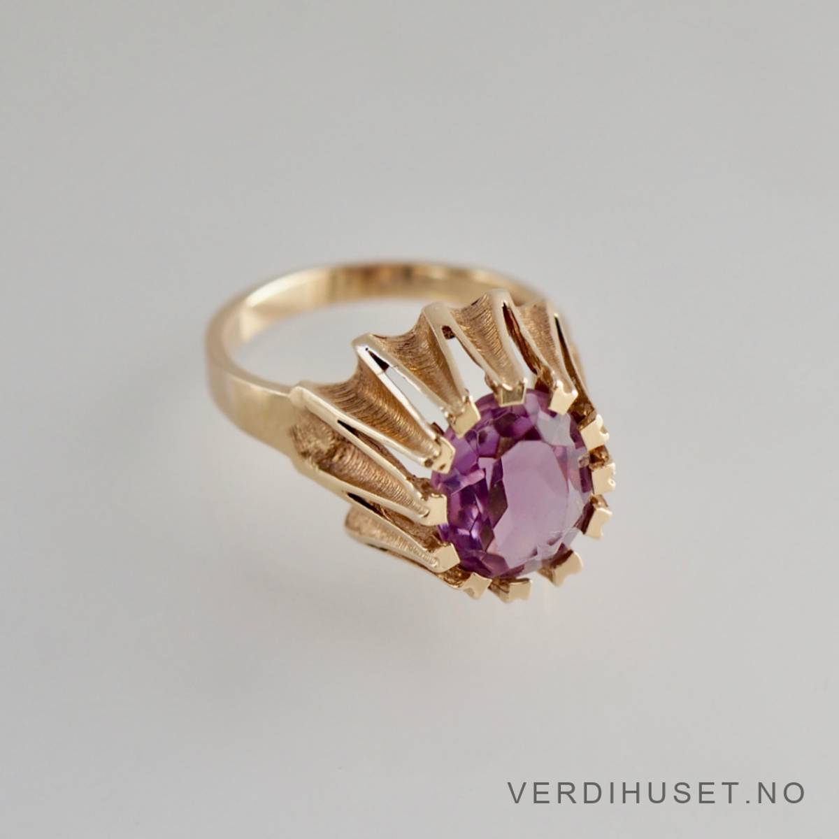 Ring i 14 K gull med lilla sten