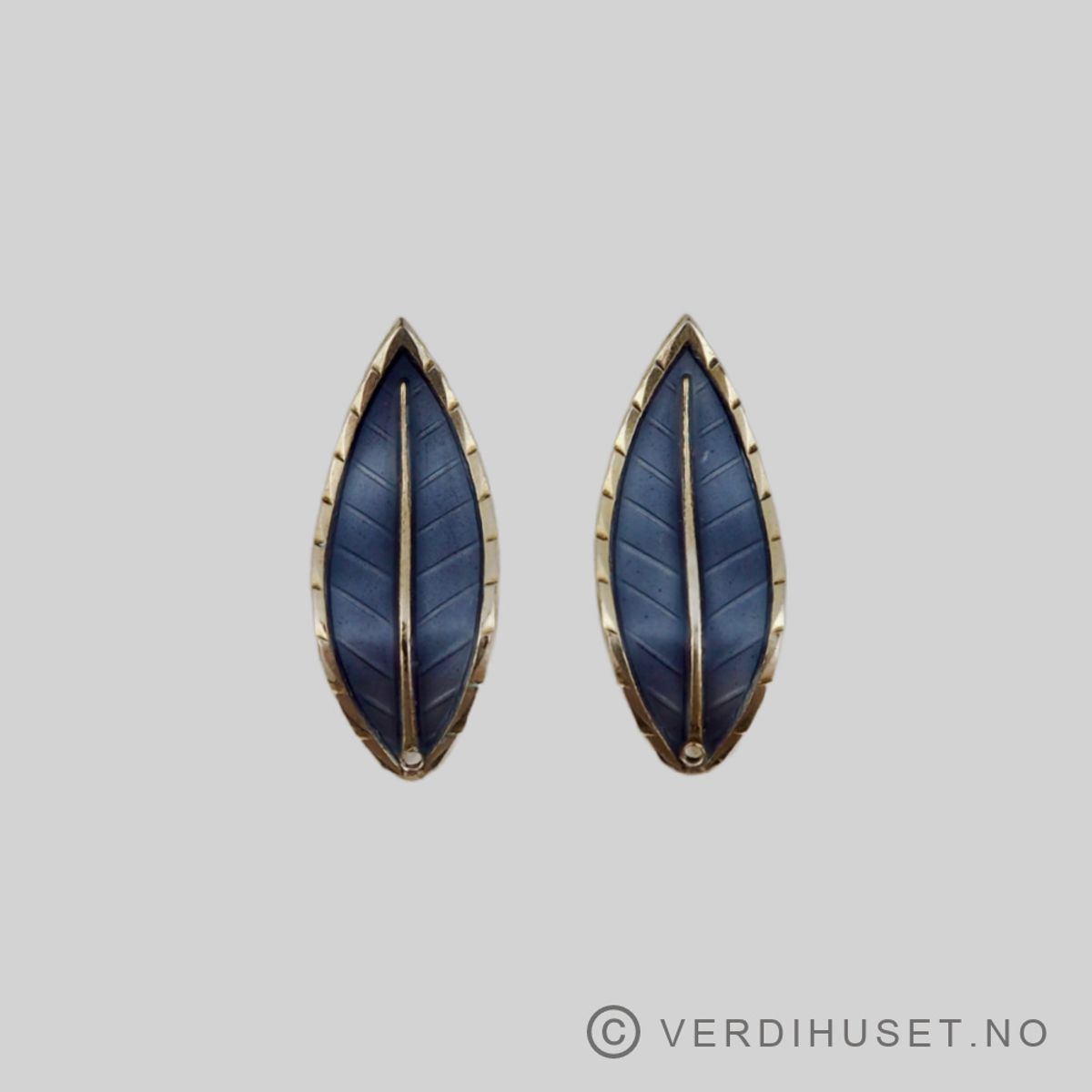 Ørepynt i forgylt sølv med lys lilla emalje - Ivar T. Holth