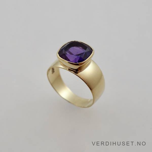Hovedbilde Ring i 14 K gull med lilla sten