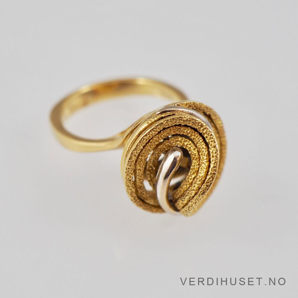 Ring i 18 K gull