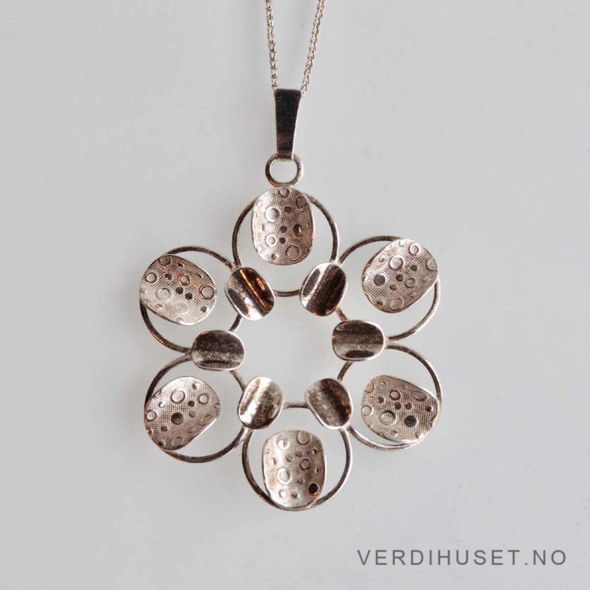 Halssmykke i sølv - Østrem