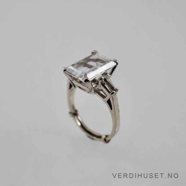 Hovedbilde Ring i 14 K hvitt gull med stor blank sten
