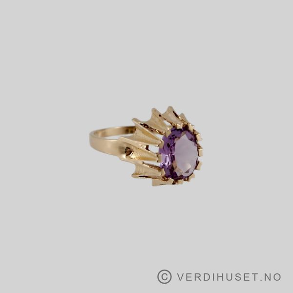 Hovedbilde Ring i 14 K gull med lilla sten