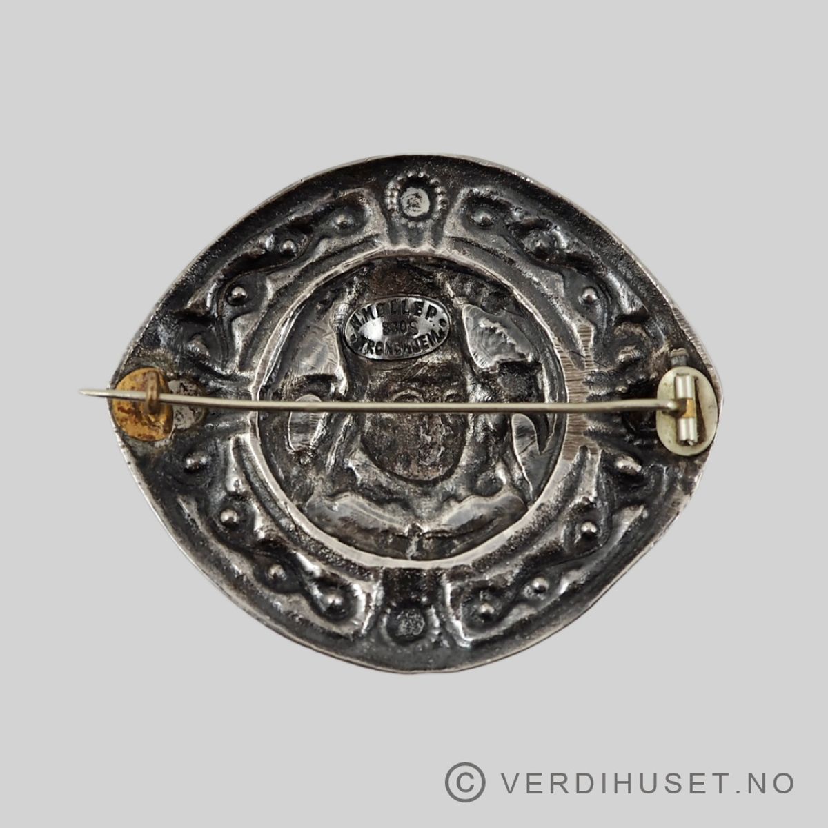 Brosje i sølv med domkirkehode - H. Møller