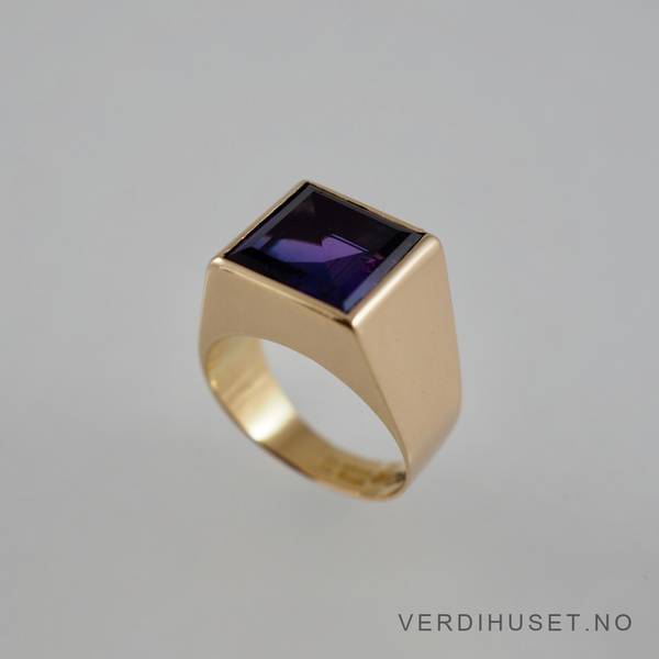 Hovedbilde Ring i 18 K gull med lilla sten