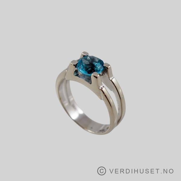 Hovedbilde Ring i 14 K hvitt gull med lys blå sten