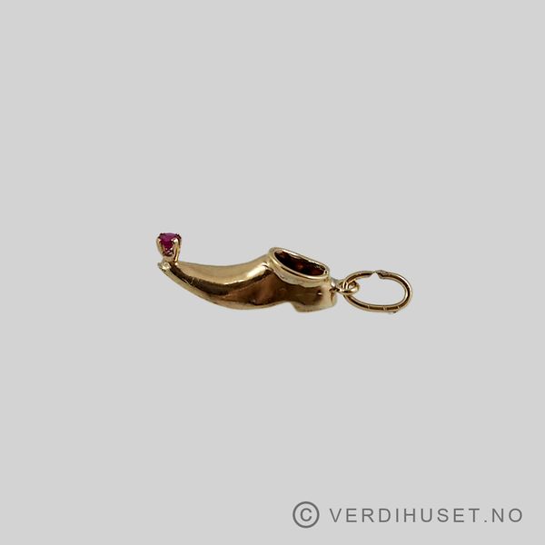 Hovedbilde Charm i 18 K gull - Aladdin-sko med rød sten