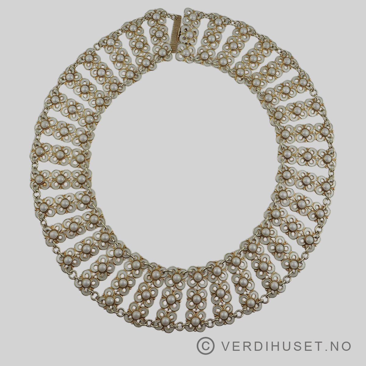 Halssmykke i forgylt sølv med hvit emalje - D-A