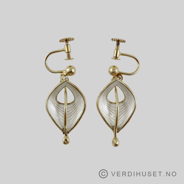 Hovedbilde Ørepynt i forgylt sølv med hvit emalje