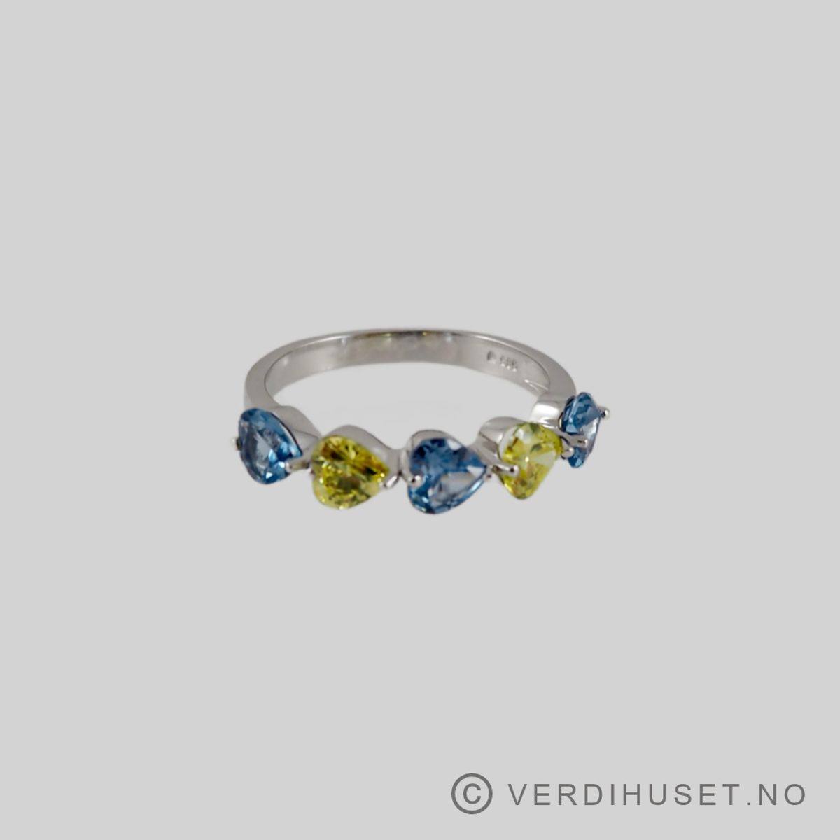 Ring i 14 K hvitt gull med blå og grønne stener