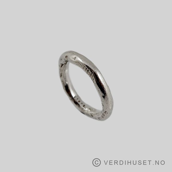 Hovedbilde Håndlaget ring i sølv - Bjørg