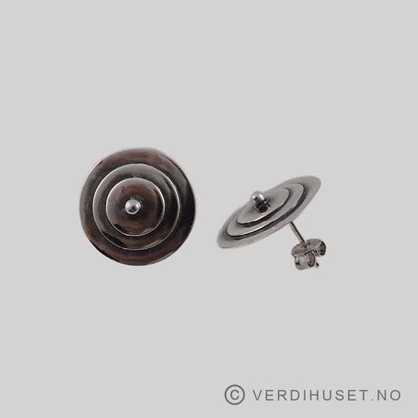 Hovedbilde Ørepynt i oksidert sølv