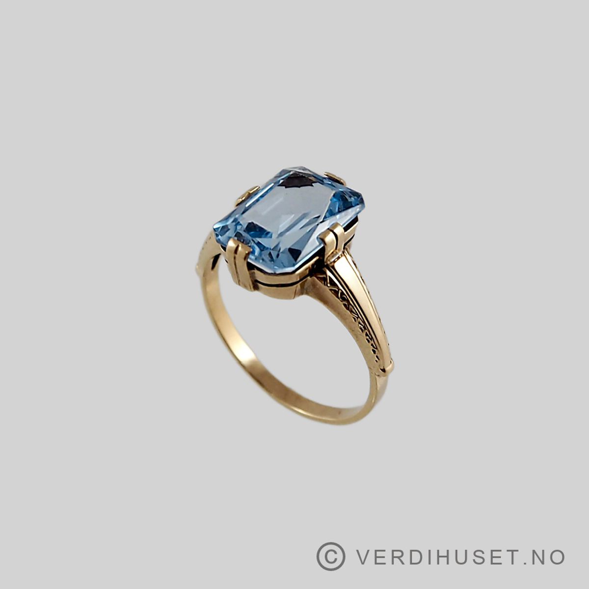 Ring i 14 K gull med blå sten