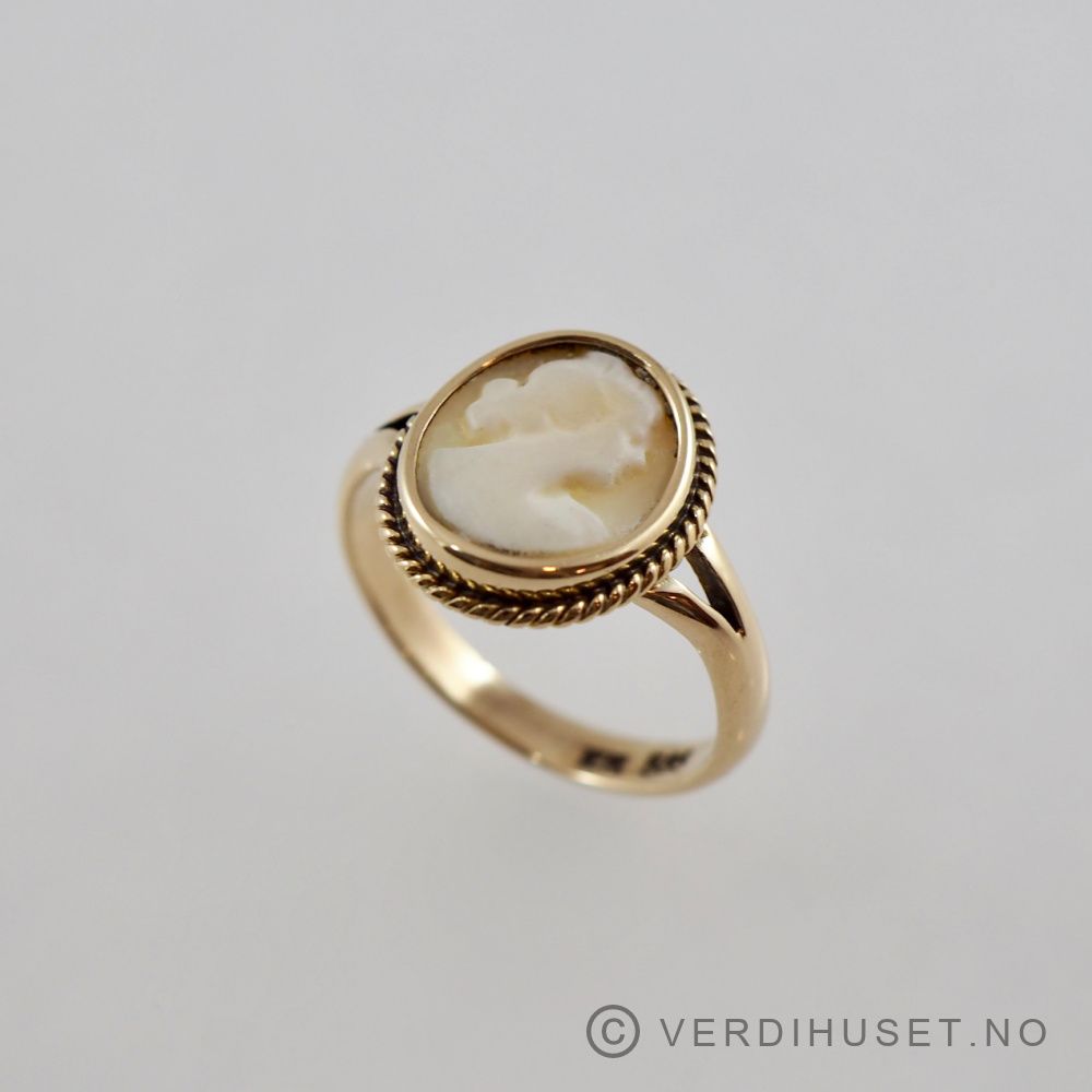 Ring i 14 K gull med kamee