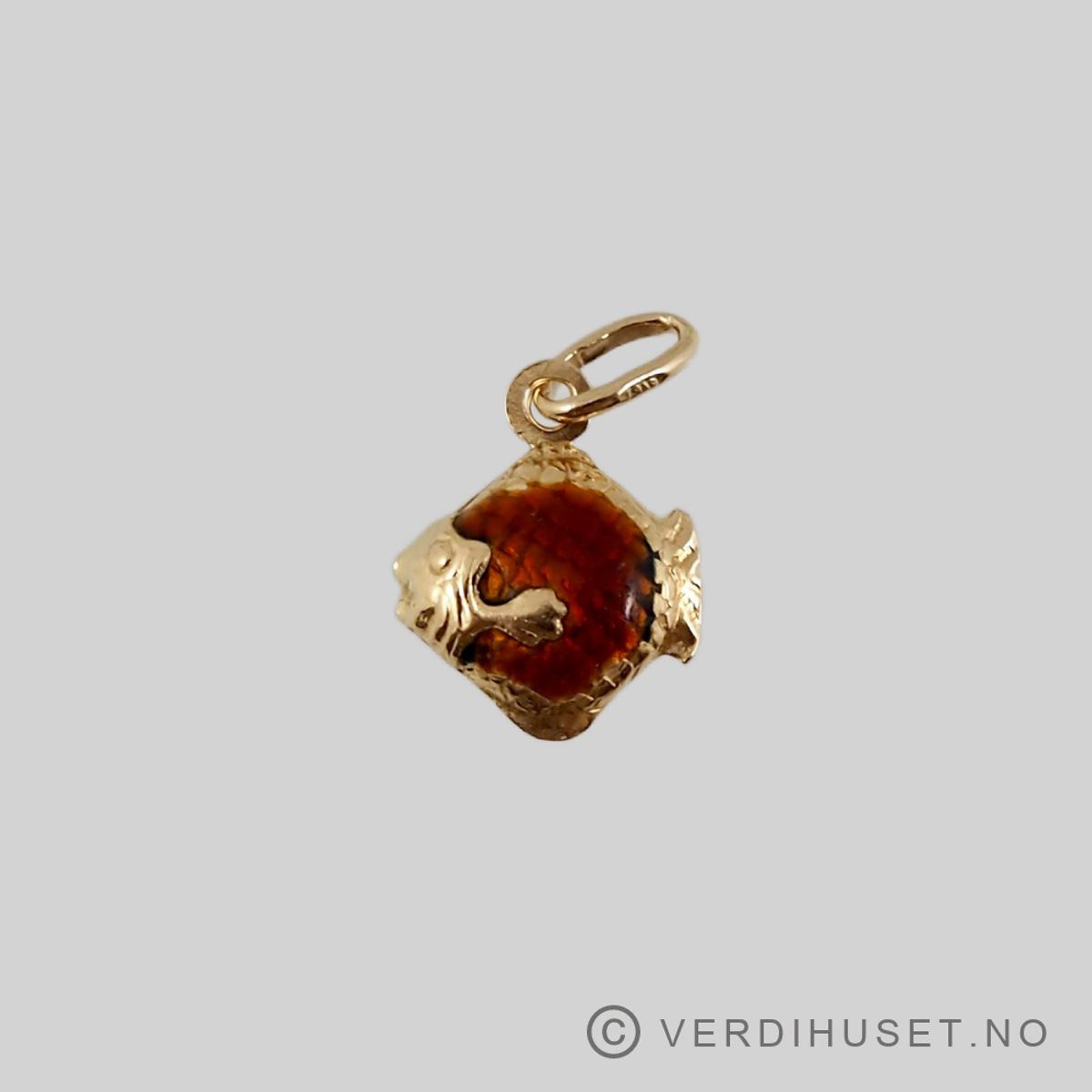 Charm i 14 K gull - Fisk med rød emalje