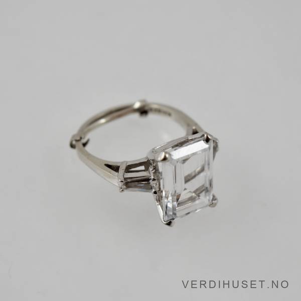 Hovedbilde Ring i 14 K hvitt gull med stor blank sten