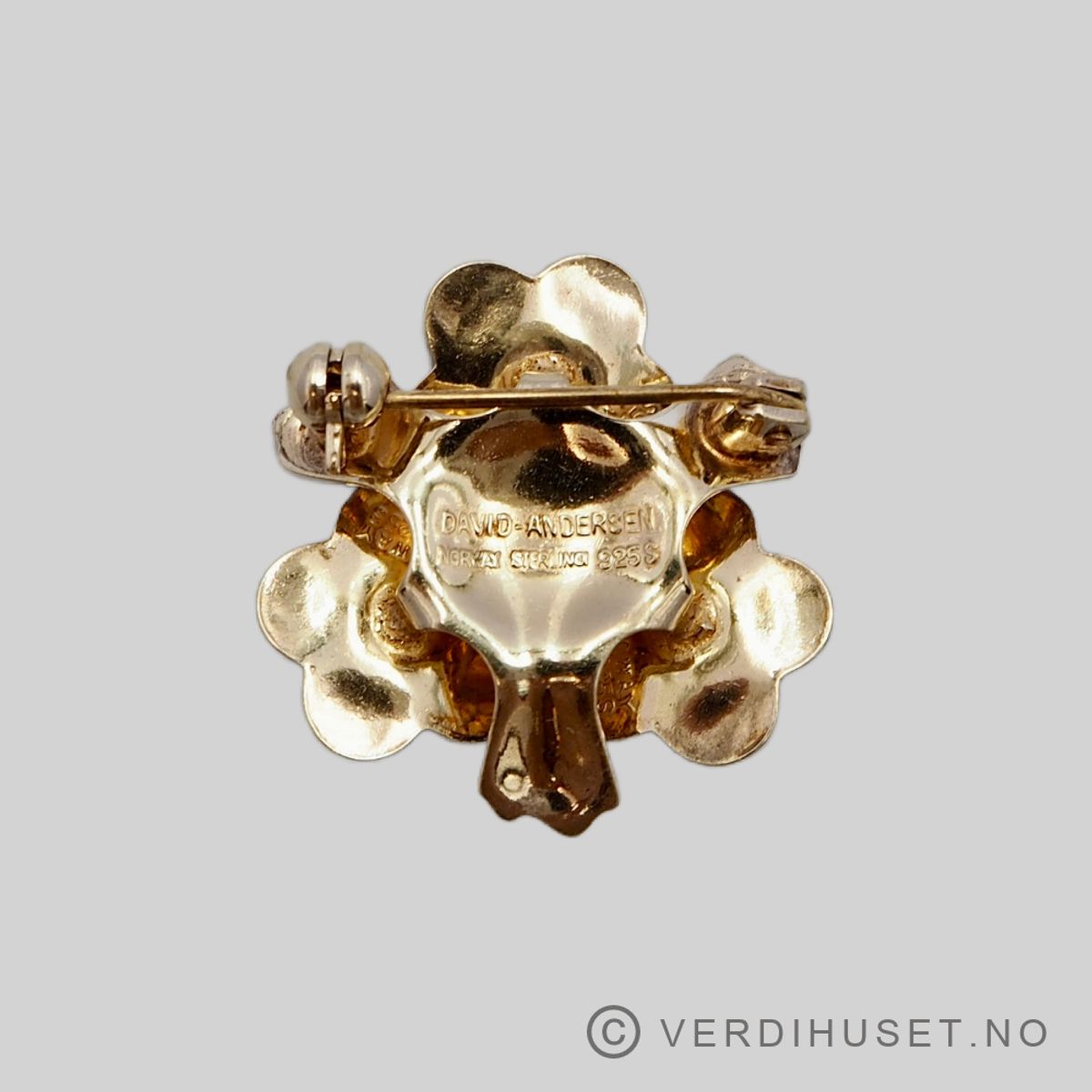 Brosje i forgylt sølv med blå og grønn emalje - D-A