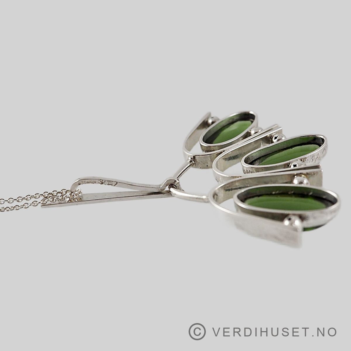 Anheng i sølv med 3 grønne stener
