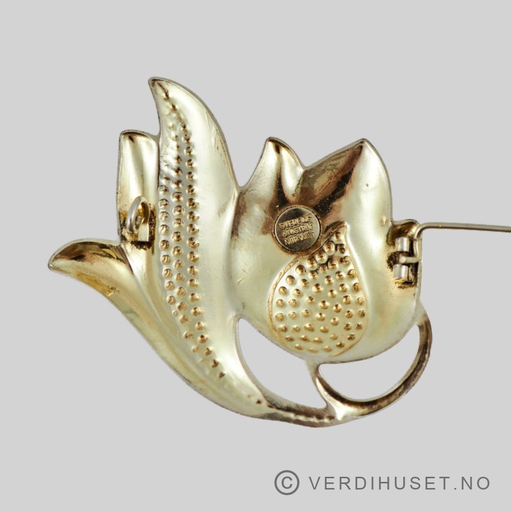 Brosje i forgylt sølv med hvit emalje