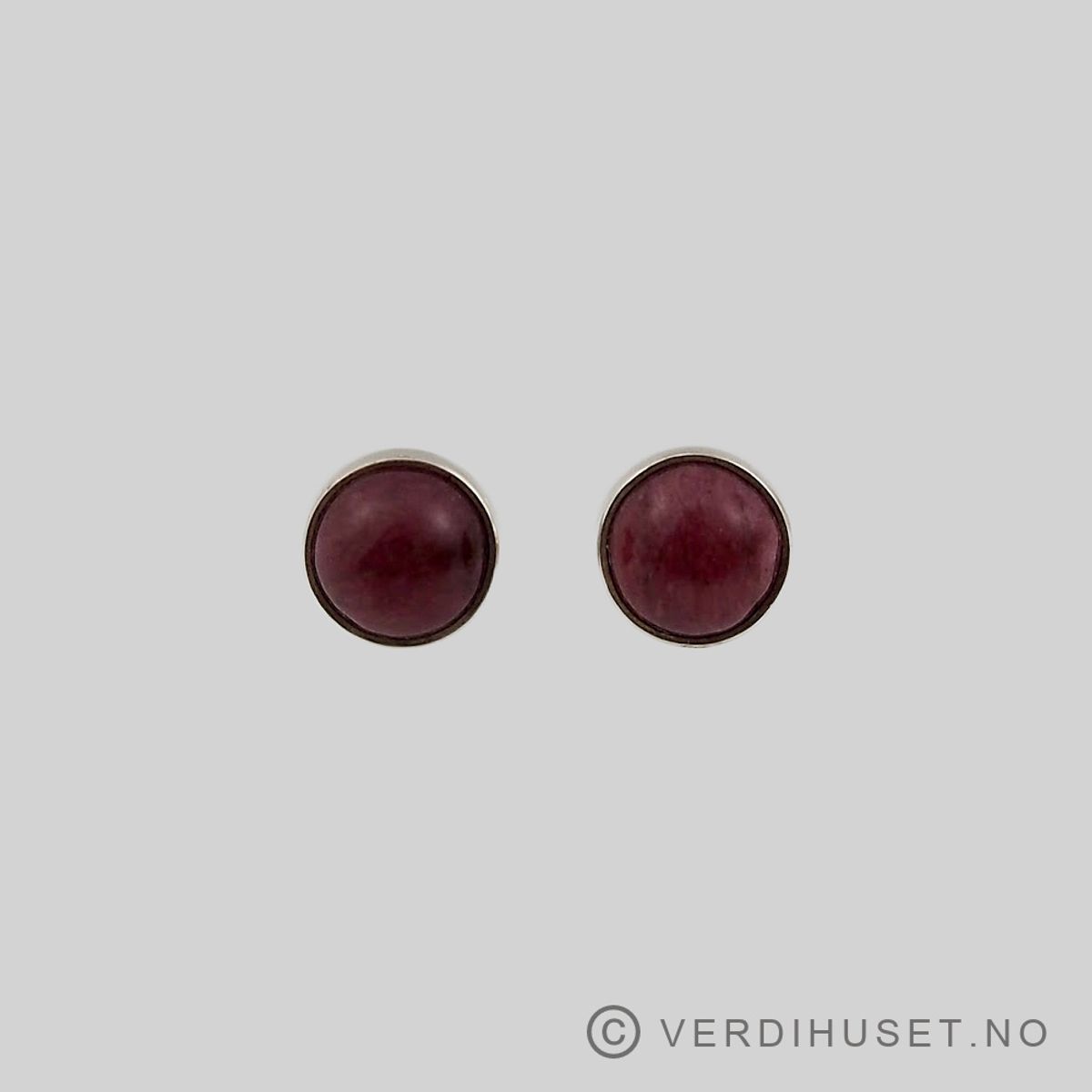 Ørepynt i sølv med rød sten