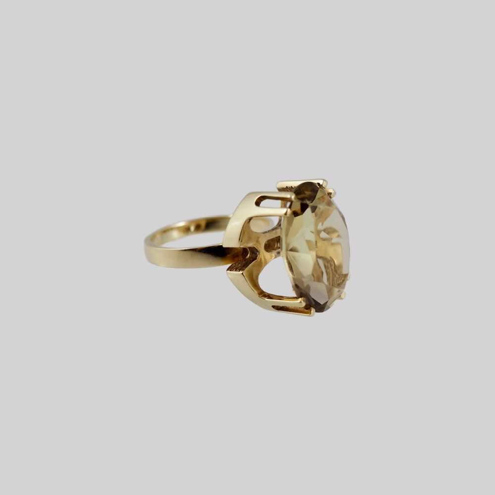 Ring i 14 K gull med champagne-farget sten
