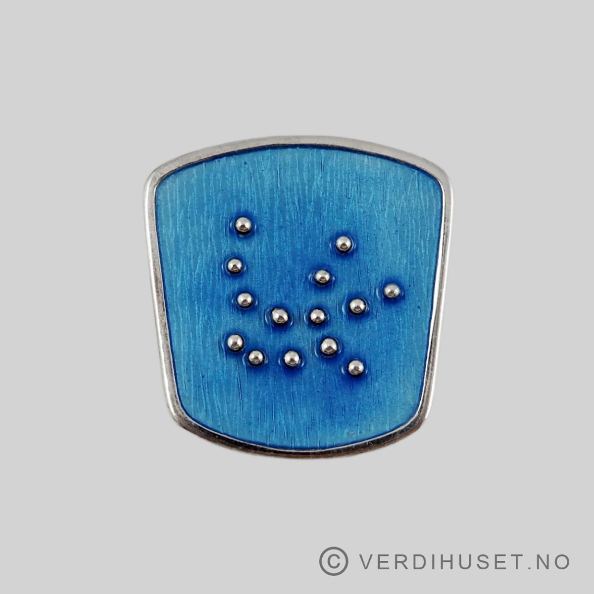 Brosje i sølv med blå emalje og sølvkuler