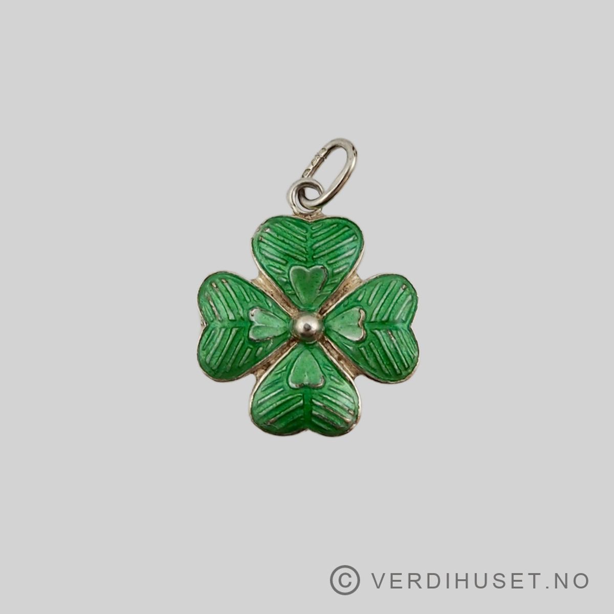Anheng/Firkløver i forgylt sølv med grønn emalje