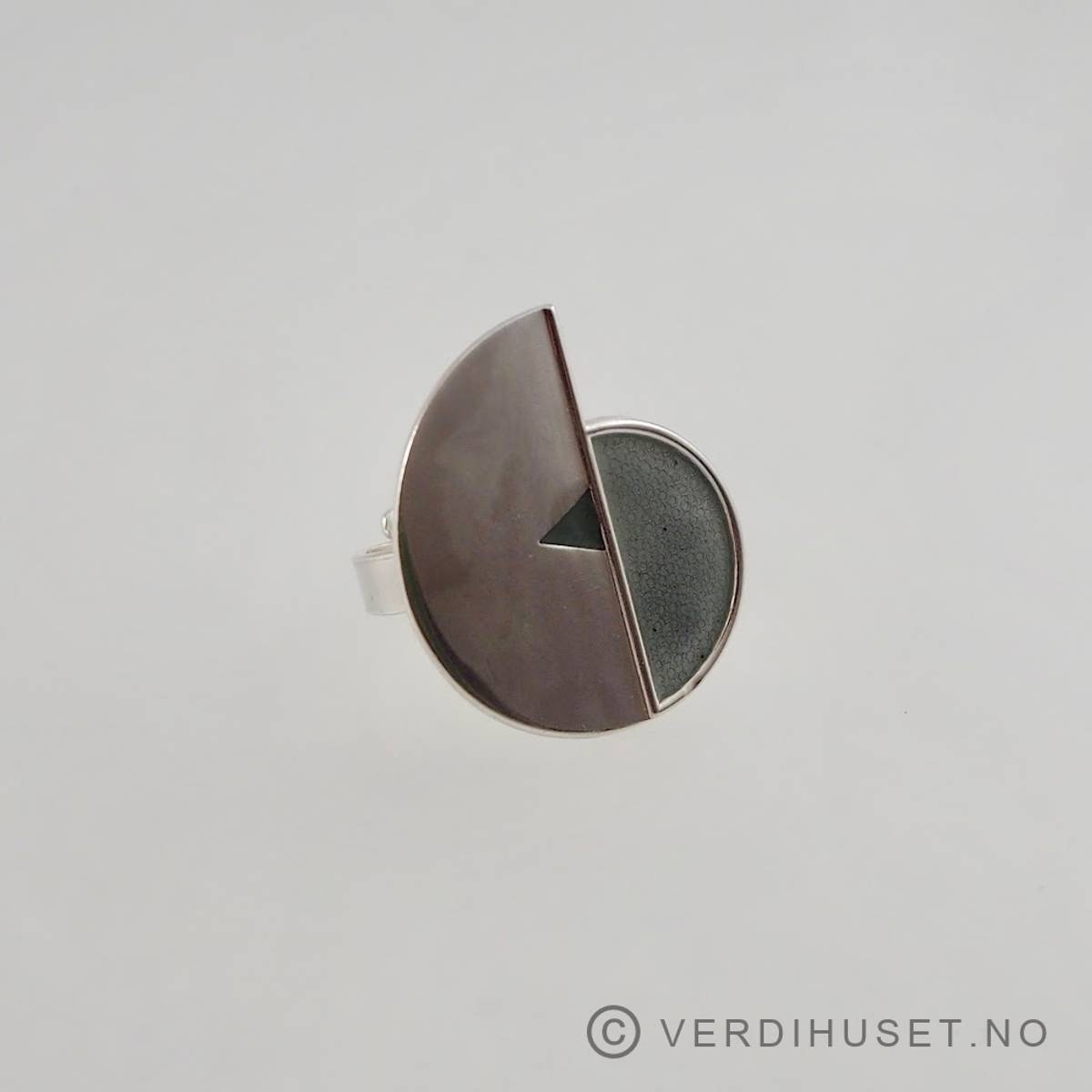 Ring i sølv med grå emalje