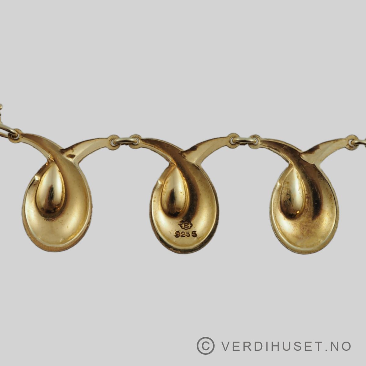 Halssmykke i forgylt sølv med hvit emalje